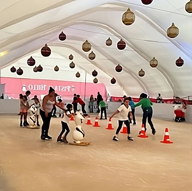 Pista de hielo bajo un domo con esferas navideñas