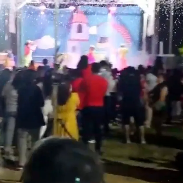 Público frente al escenario de una obra navideña