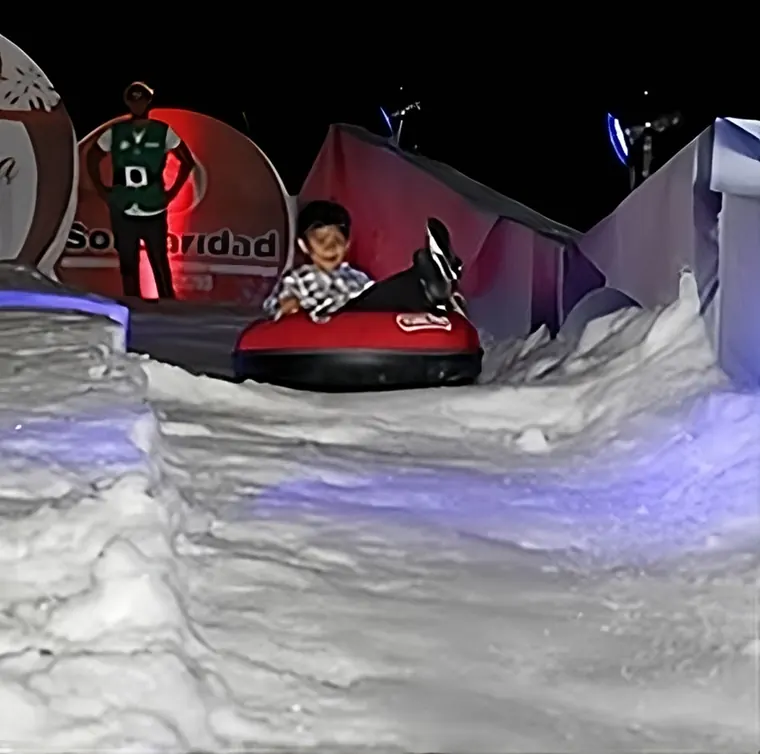 Tobogán de hielo iluminado