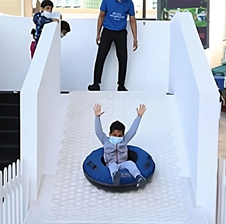 Niños en la resbaladilla de Villa peques