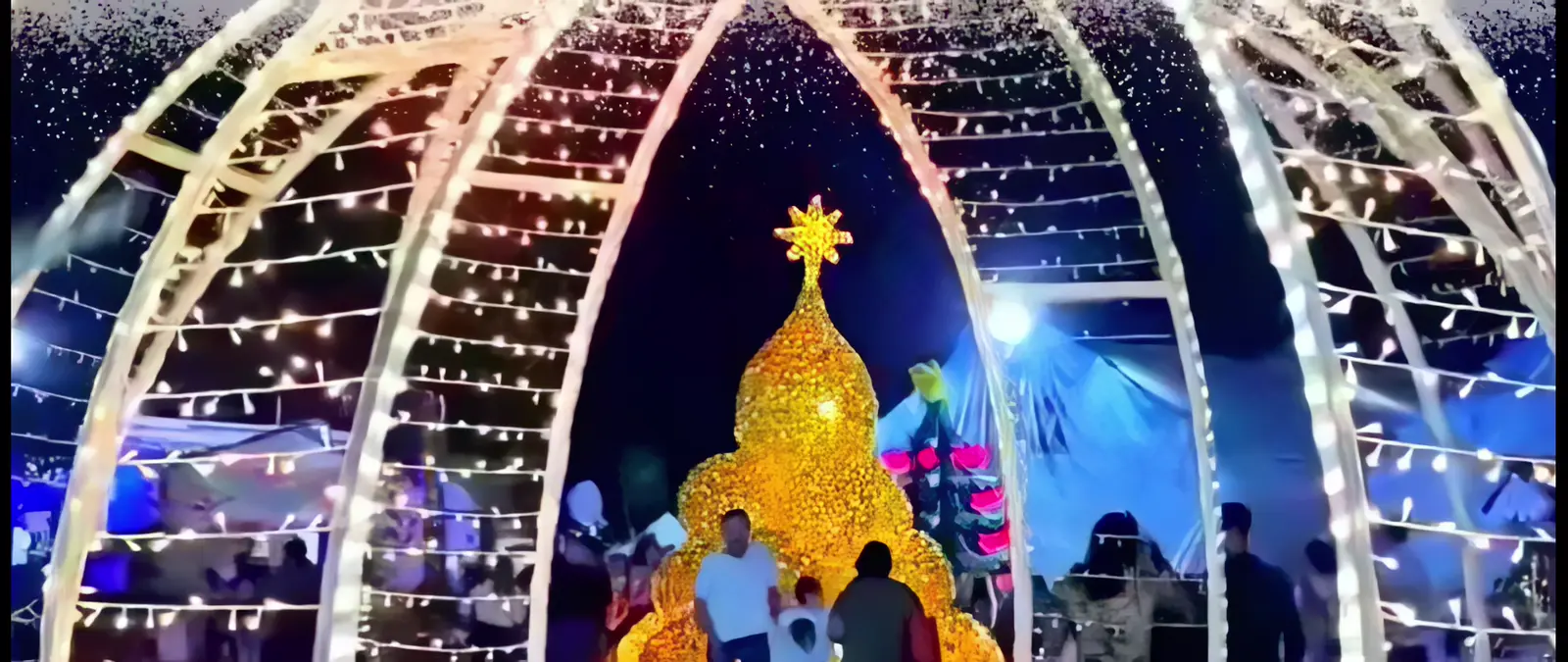 Esfera monumental de luz con árbol dorado